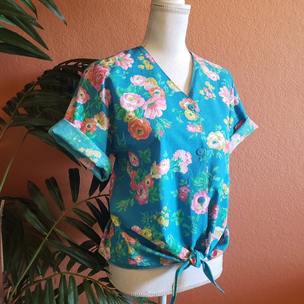 Vintage D.K. Gold Floral Print Tie Button Top Blue Short Sleeve Summer